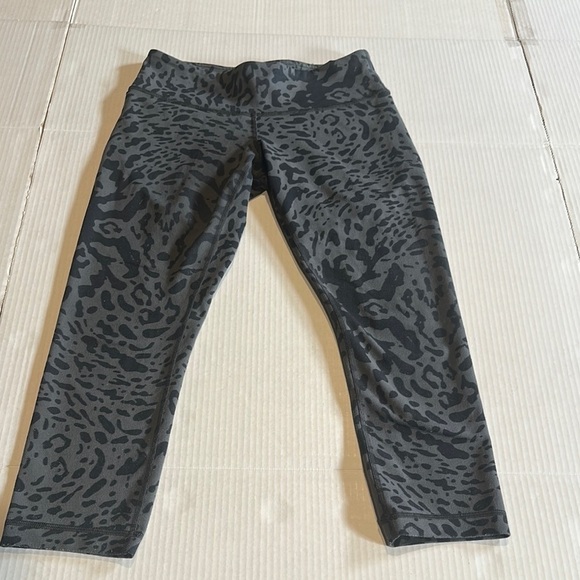 lululemon athletica Pants - Lululemon Gray and black Leopard Print Leggings shorter to knee inside pocket
